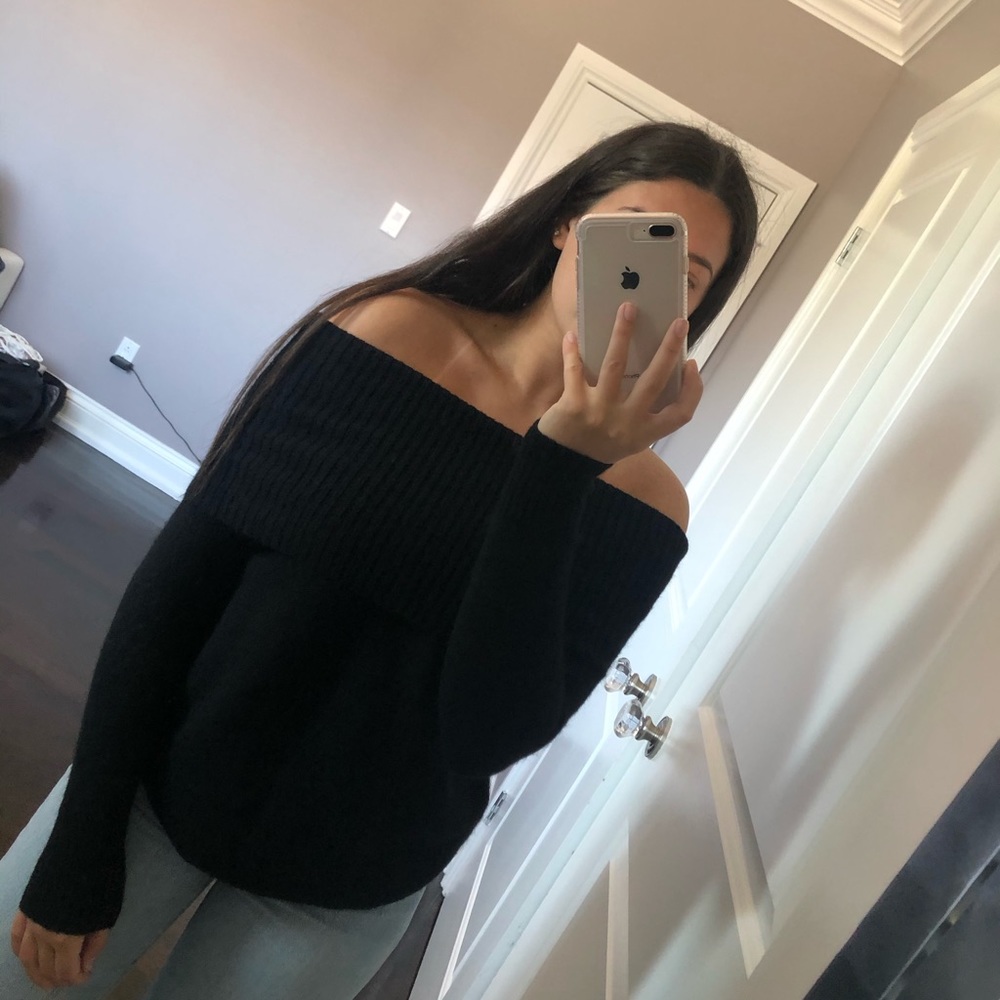 Aritzia / Wilfred free off the shoulder sweater